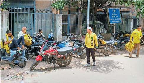चुनौतीपूर्ण परिस्थितियों में काम करके हैं गिंग वर्कर