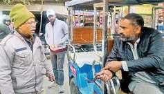 सांप ने डसा तो उसे लेकर अस्पताल पहुंचा शख्स