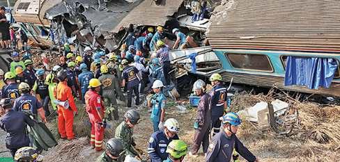 थाईलैंड में चलती ट्रेन पर क्रेन गिरने से 32 की मौत