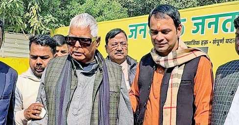 मकर संक्रांति पर तेजप्रताप के घर पहुंचे एनडीए नेता, लालू भी पहुंचे आशीष देने