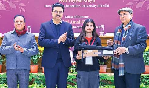 डीयू की 524 छात्राओं को वितरित किए गए लैपटाप