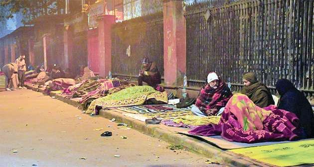 ठंड में ओपीडी नंबर के लिए फुटपाथ पर जंग