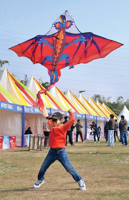 पतंगों ने भरी उड़ान, रंगों से सजा आसमान