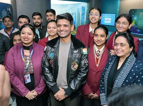 एस्ट्रोनॉट शुभांगी शुक्ला ने छात्रों को बताया कैसा है अंतरिक्ष