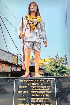 धातु के बजाय लगा दी फाइबर से बनी हुई जननायक टंट्या मामा की प्रतिमा