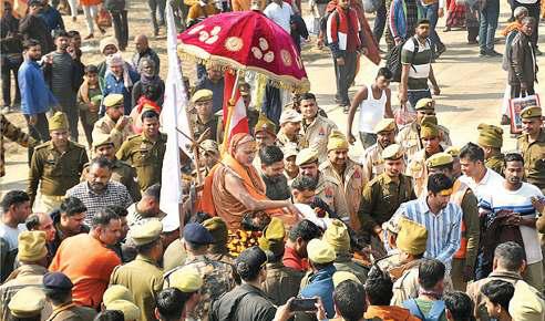 अविमुक्तेश्वरानंद की शोभायात्रा रोकने पर गुस्साए शिष्यों की पुलिस से झड़प