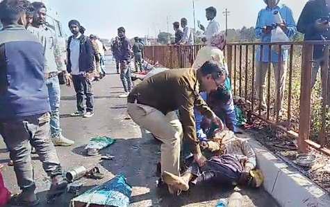 जबलपुर में बेकाबू कार ने 14 श्रमिकों को रौंदा, दो की मौत