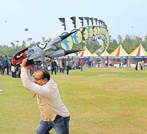 आसमान में उड़े घोड़े-ड्रैगन, पतंगबाजों की कला ने किया हैरान