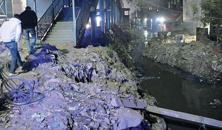 दिल्ली में भी सड़कों के खतरनाक गड्ढे हादसे का कर रहे इंतजार