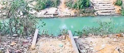 चोर काटकर ले गए 15 टन वजन का 60 फीट लंबा लोहे का पुल
