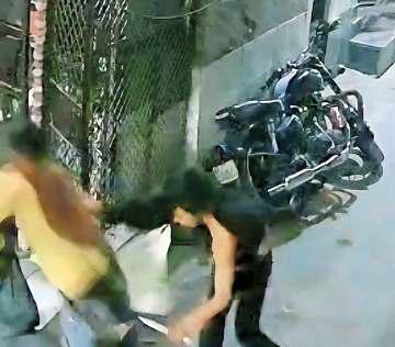 युवक को दौड़ाकर मारे चाकू, तमाशबीन बने रहे लोग