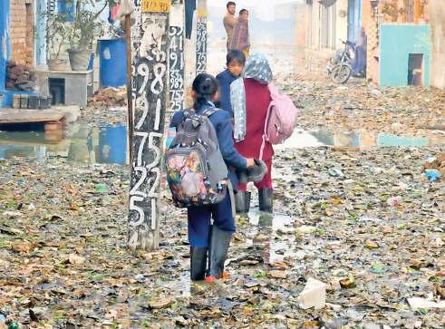 राजधानी का ये हाल, लांग बूट पहनकर छात्र-छात्रा करते हैं कीचड़ पार