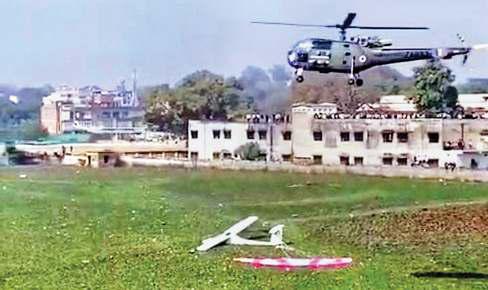 वायुसेना के एयरक्राफ्ट का इंजन फेल, शहर के बीच तालाब में आपात लैंडिंग