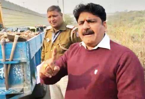 ट्रैक्टर चालक ने डिप्टी चेयरमैन को कुचलने की कोशिश की