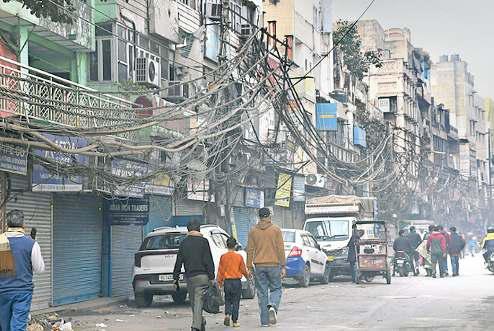 जमीन पर आ रहे बिजली के तार, खतरे में जान