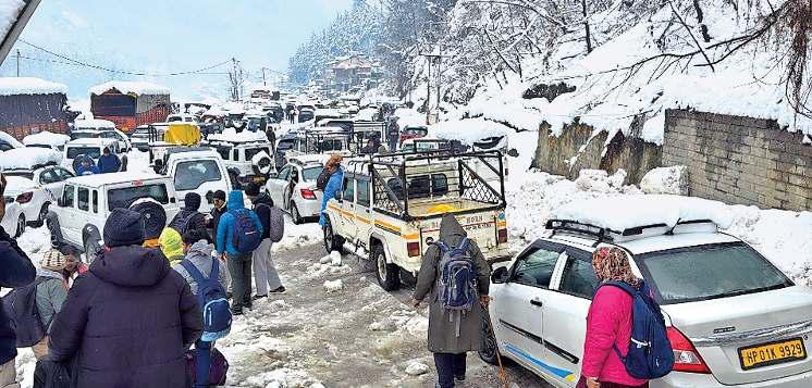 जम्मू-श्रीनगर हाईवे पर बर्फबारी से सैकड़ों वाहन फंसे