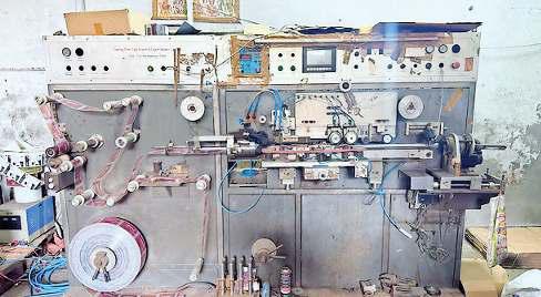 ब्रांडेड कास्मेटिक्स की खाली ट्यूब बनाने वाली फैक्ट्री पकड़ी