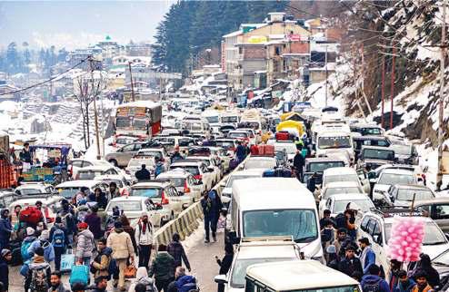 मनाली में बर्फ में फंसे दिल्ली के पर्यटक, पांच किमी लंबे जाम ने ठंड में छुड़ाया पसीना