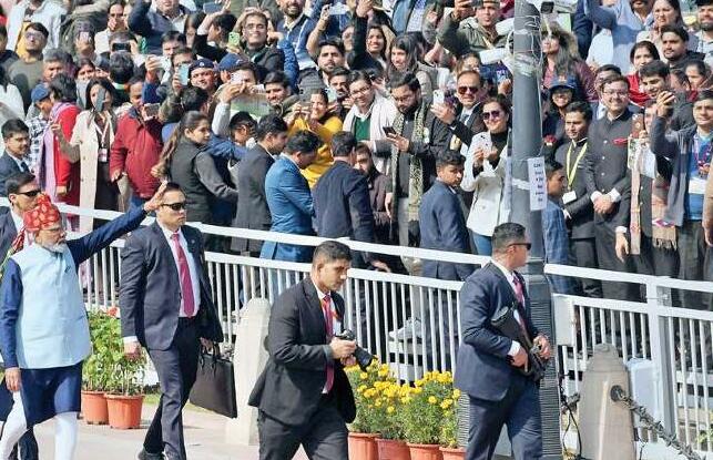 प्रोटोकाल तोड़ लोगों तक पहुंचे मोदी, स्वीकारा अभिवादन