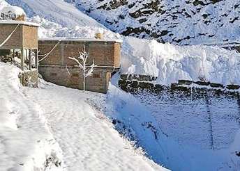 हिमाचल में हिमस्खलन तो उत्तराखंड में बर्फबारी