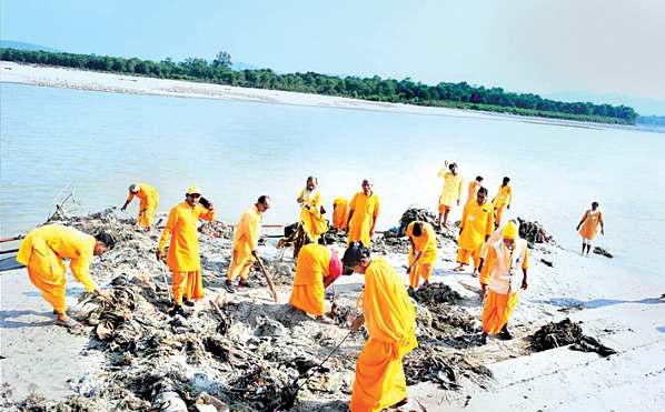 धर्मनगरी में निभा रहे जल शुद्धि का 'अमृत' संकल्प