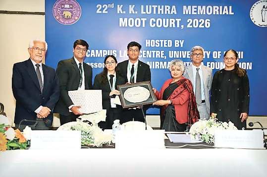 मूट कोर्ट प्रतियोगिता के विजेता हुए पुरस्कृत