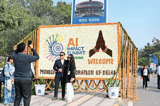 मेहमानों के स्वागत के लिए सजा कनाट प्लेस