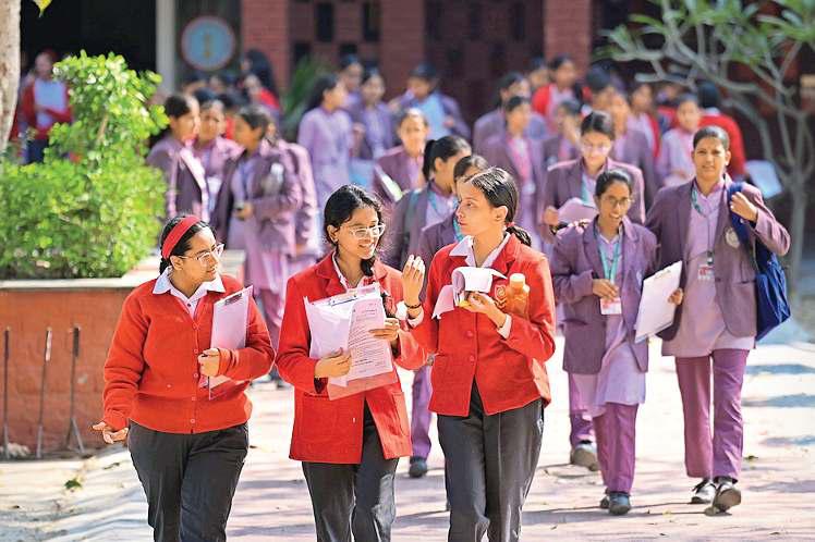 10वीं का गणित का पेपर किसी को लगा आसान तो किसी को कठिन