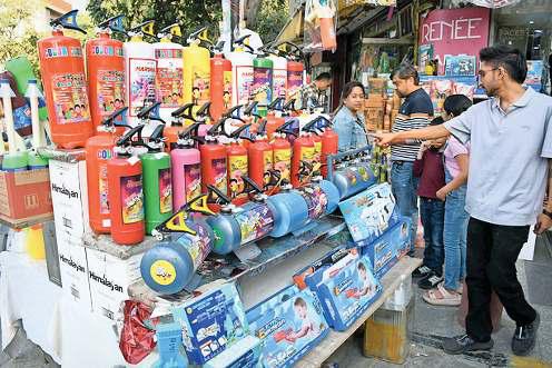 सजे बाजार, बैटरी चालित पिचकारियों की बढी मांग