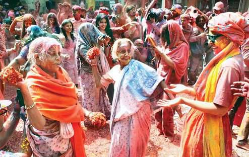 भाषा नहीं भावनाएं बोलीं, माताओं ने भी खेली होली