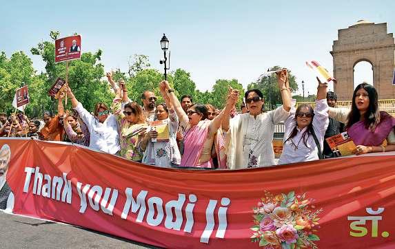 मानव श्रृंखला बना महिला आरक्षण विधेयक पर प्रधानमंत्री का जताया आभार