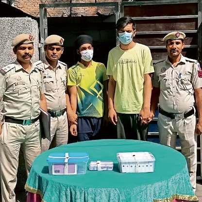 अमेजन से मंगाए थे आइफोन, डिलीवरी मेन ने 50 गायब किए