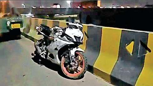 लूप फ्लाईओवर की दीवार से टकराई बाइक, दो की मौत