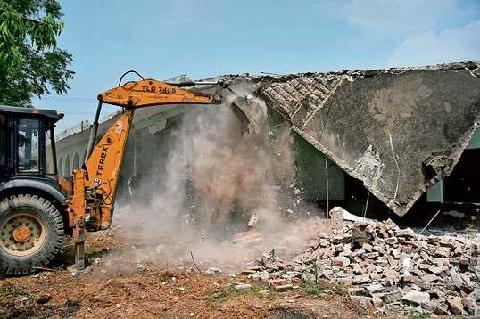 कोर्ट से बेदखली के आदेश के बाद डासना में बने अवैध मदरसे पर चला बुलडोजर