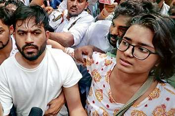 छात्रों के बढ़ते विरोध के बीच भाषण अधूरा छोड़ लौटे सीजेपी के अध्यक्ष
