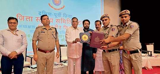 अग्निकांड में लोगों की जान बचाने वाले पुलिसकर्मी सम्मानित