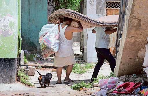 यमुना बाजार घाट खाली करने लगे पंडे, कभी भी गिराए जा सकते हैं मकान