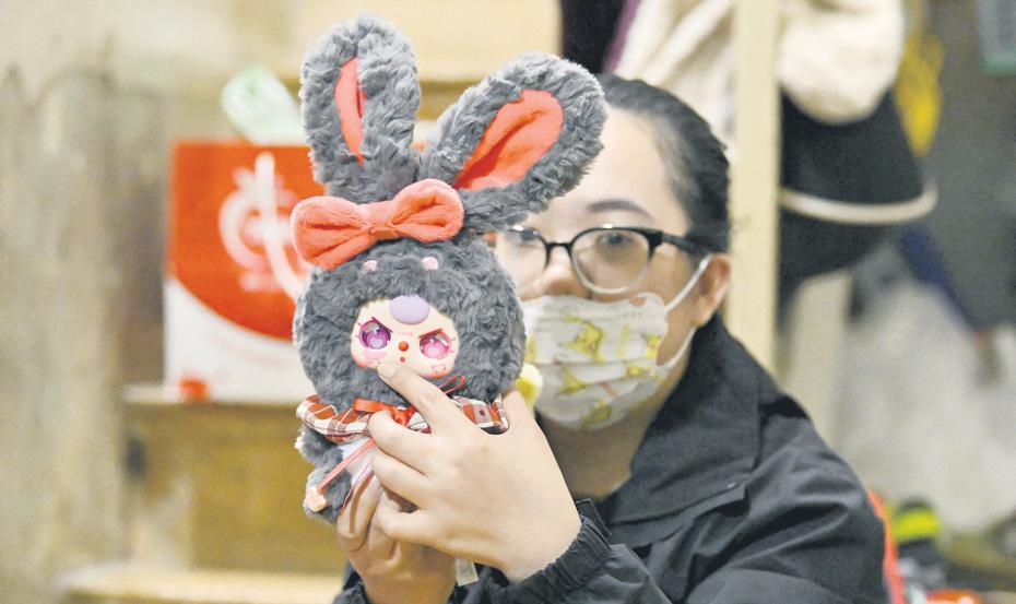 Vietnam pulls dolls over South China Sea map