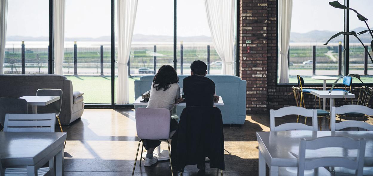 Images of peace on border