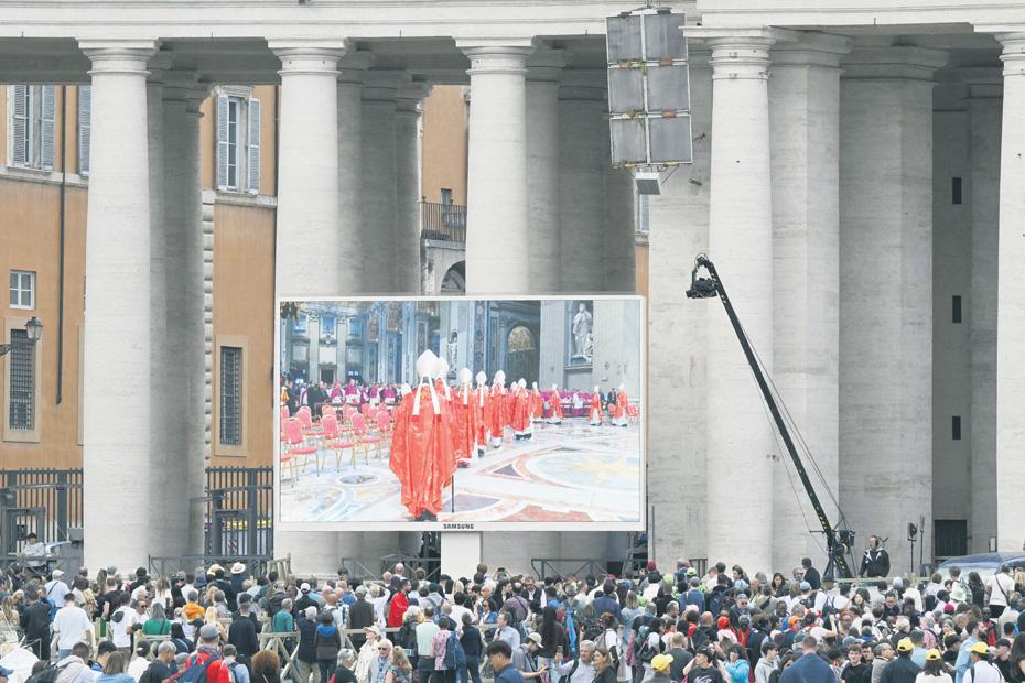 Black smoke: no new pope