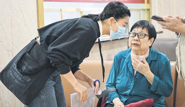 'Companions' ease pain of China's bustling hospitals