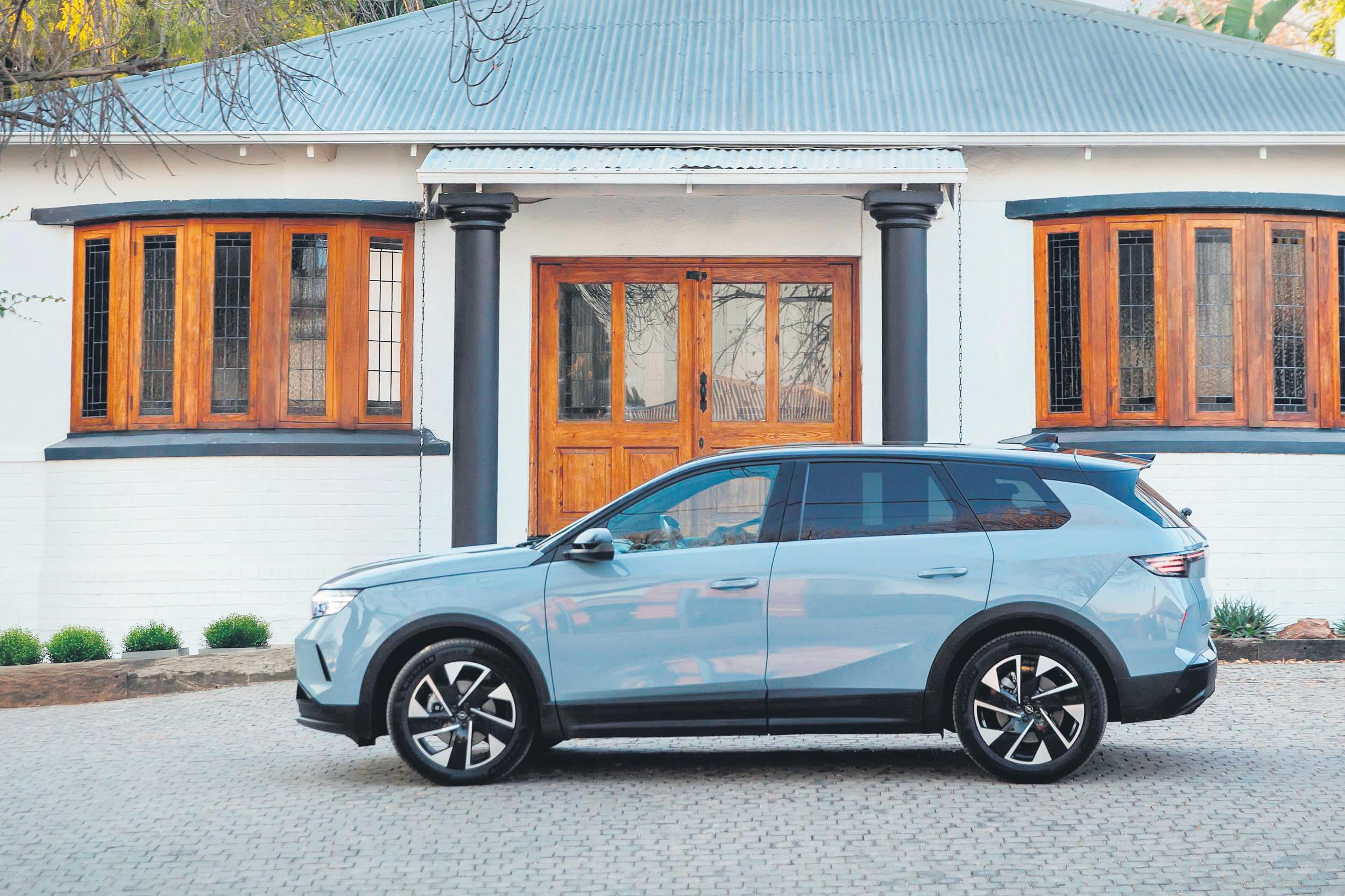 Grandland puts on new suit