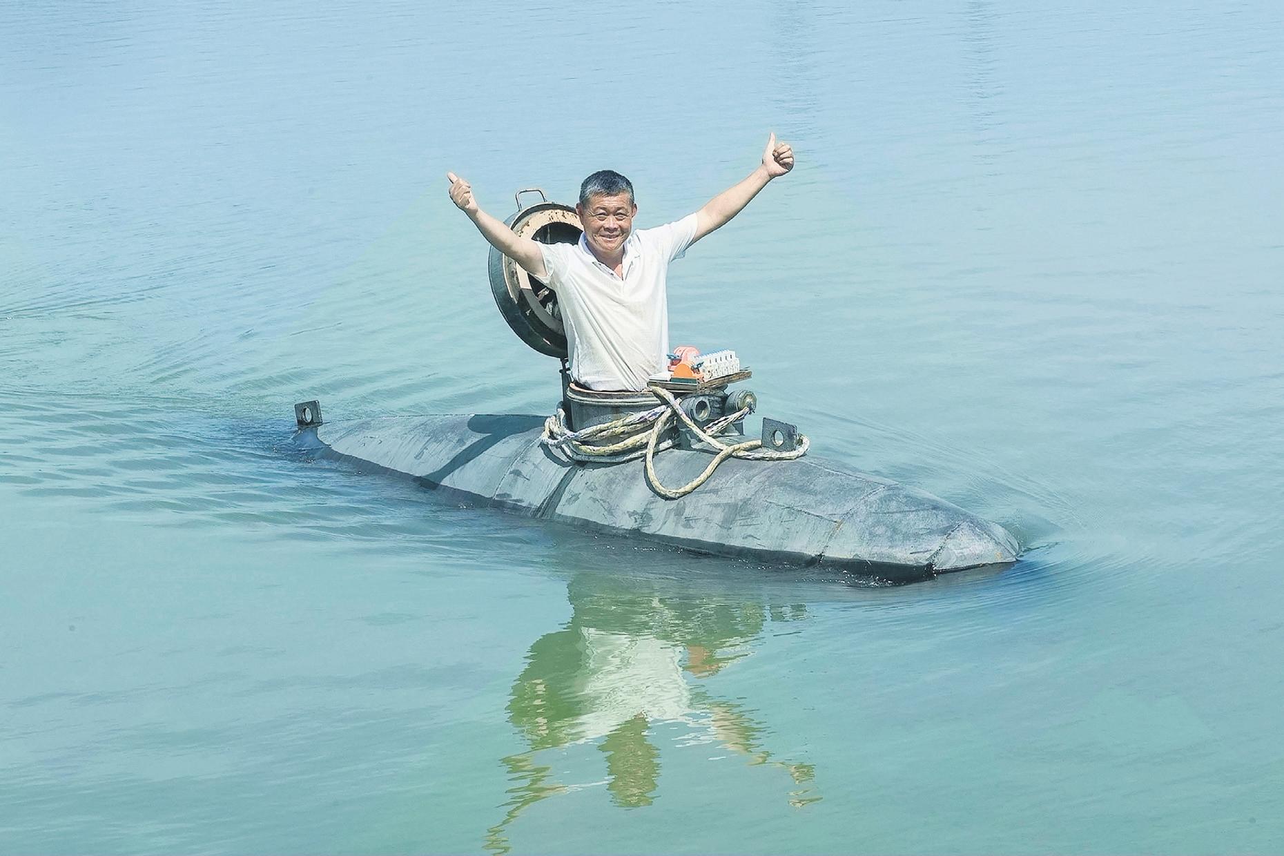 Farmer builds his own 'Big Black Fish' sub