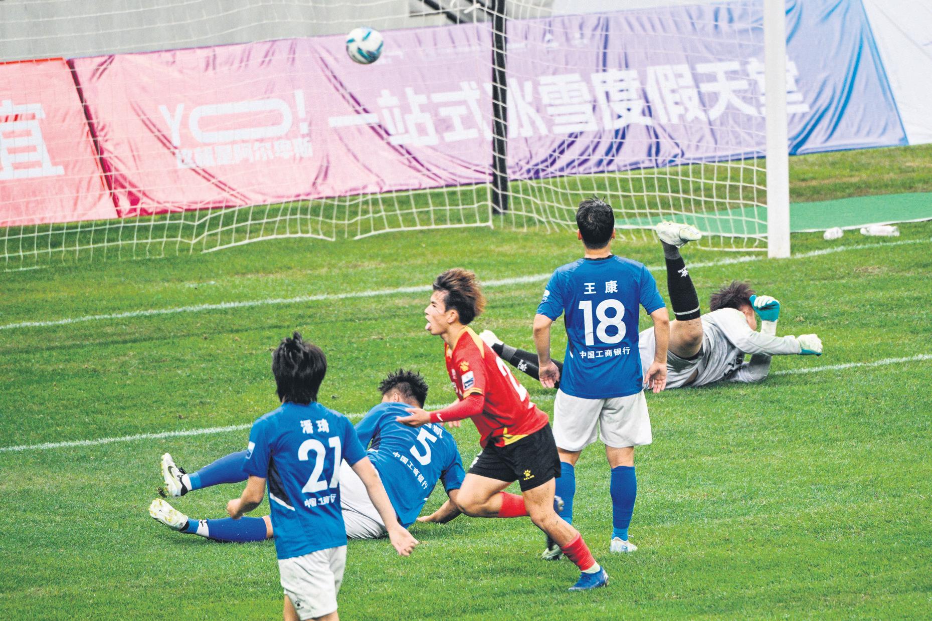 Amateurs Win Over the Fans