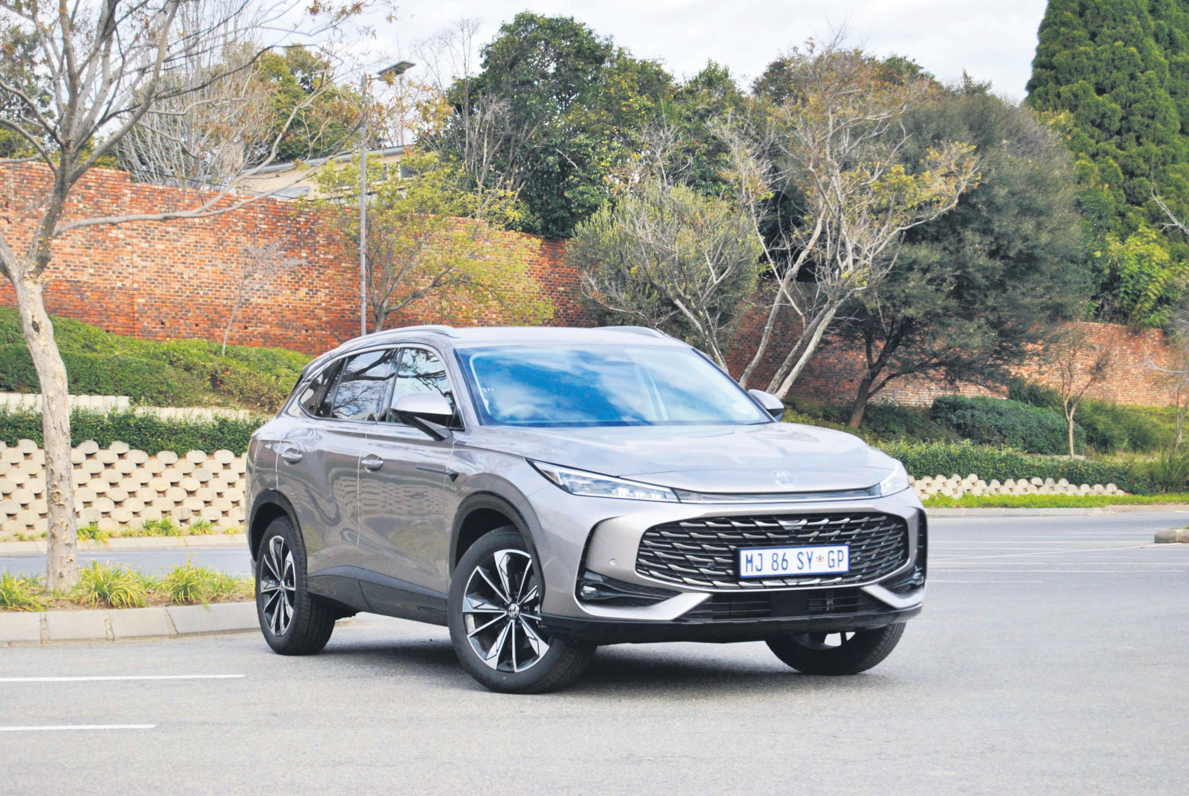 MG HS holds ground in crowd