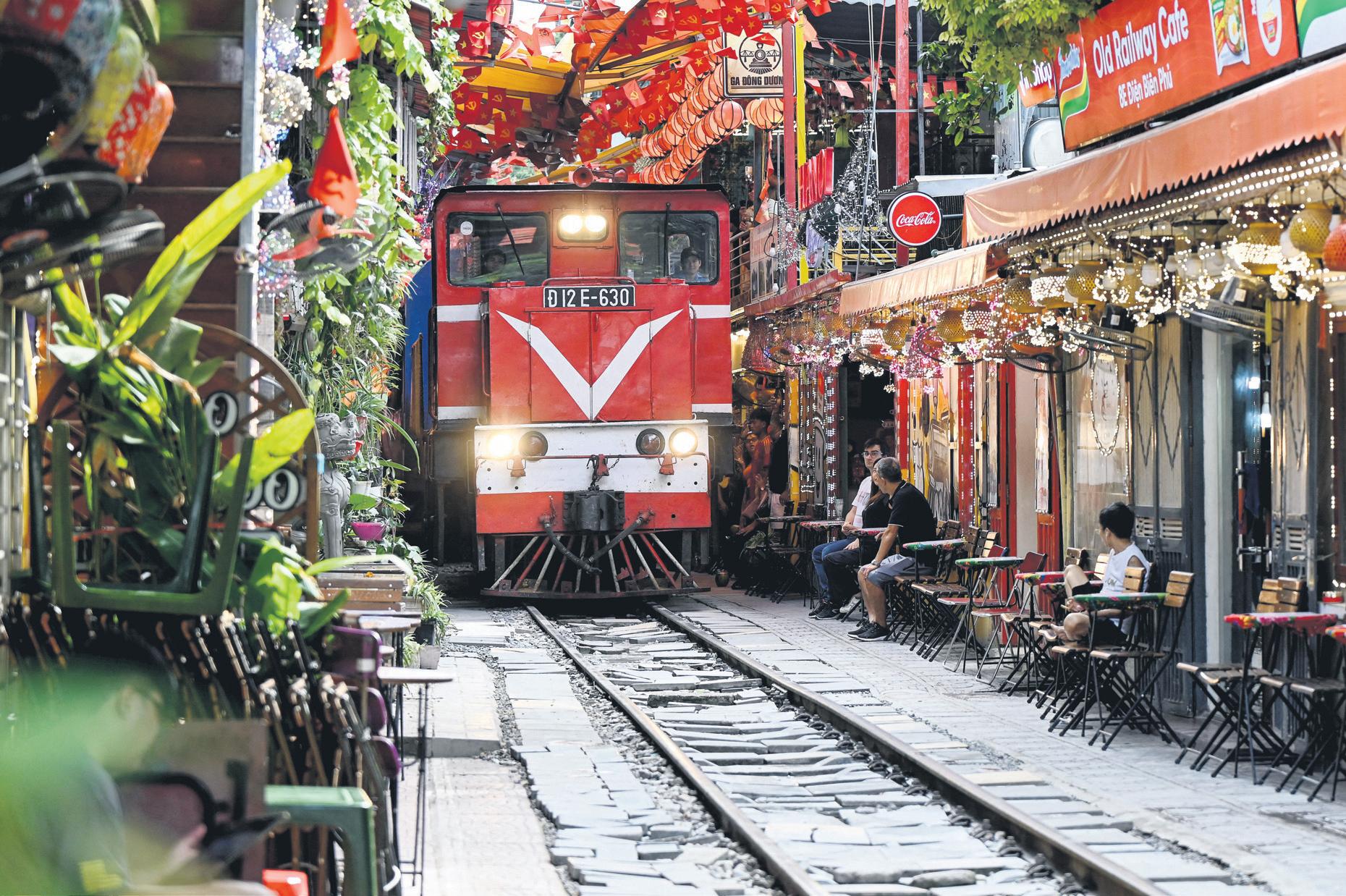 'Train street' lures tourists