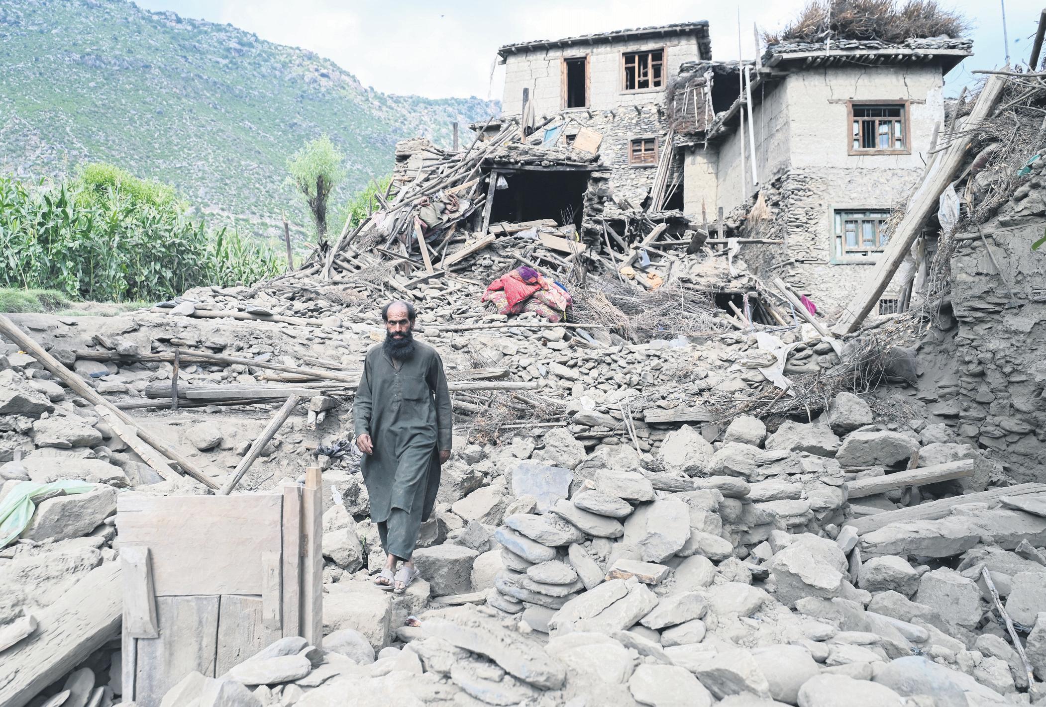 Rescuers losing hope after quake