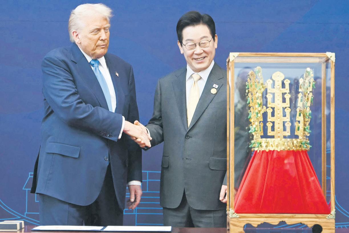 Crowning glory for 'King Trump' as gold gifts roll in