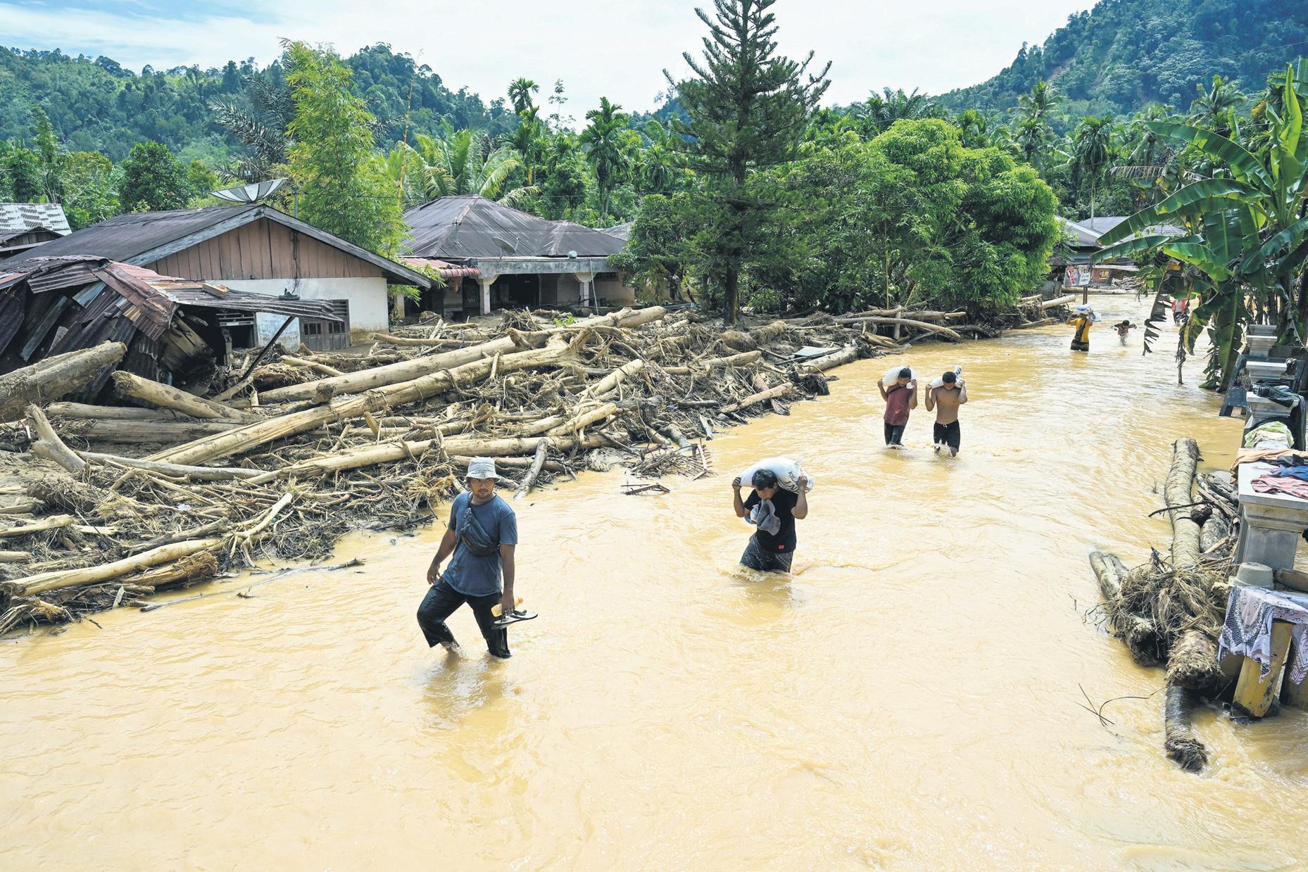 Aid, food trickle in after flood