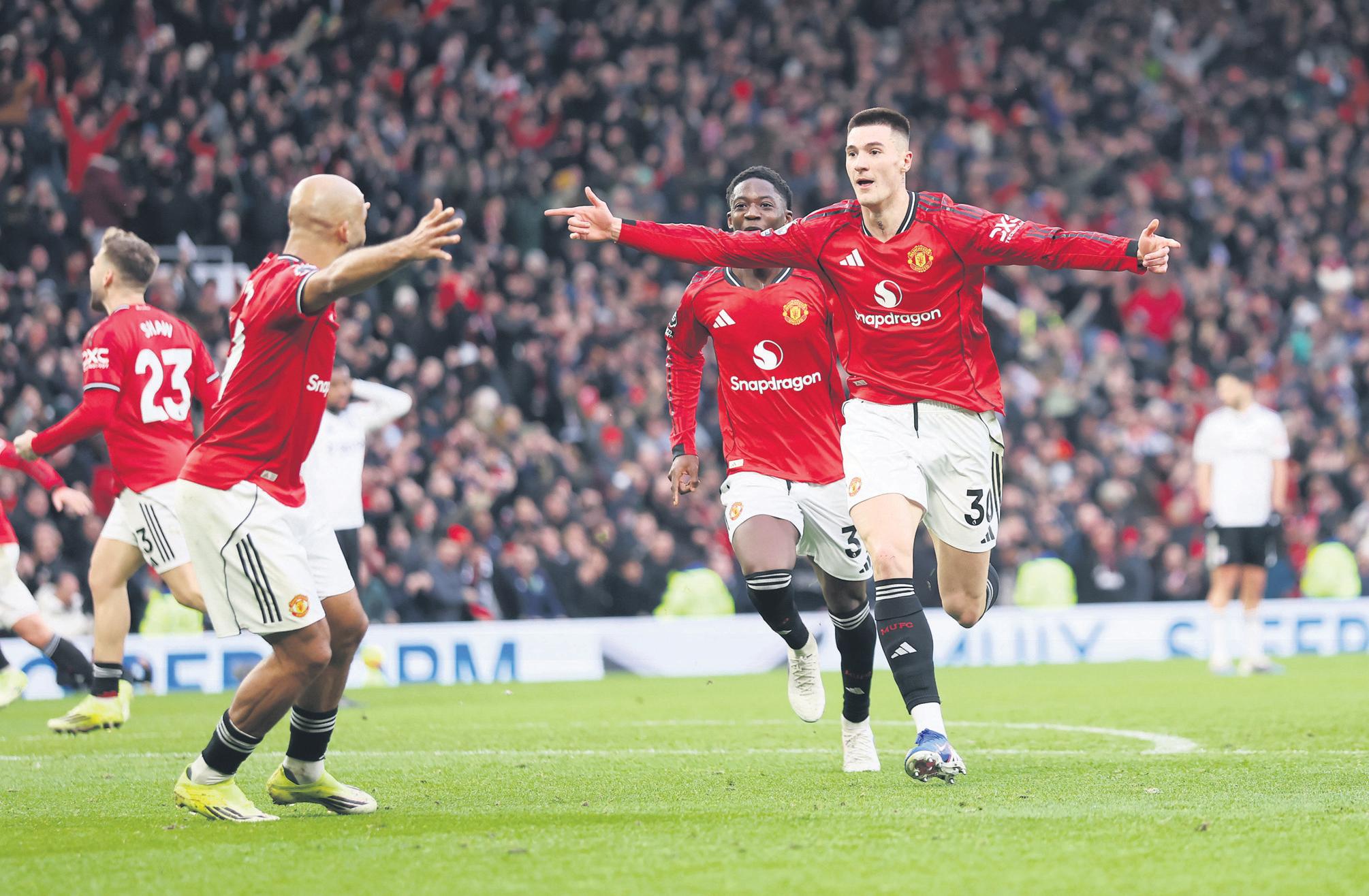 United survive, Spurs hold City